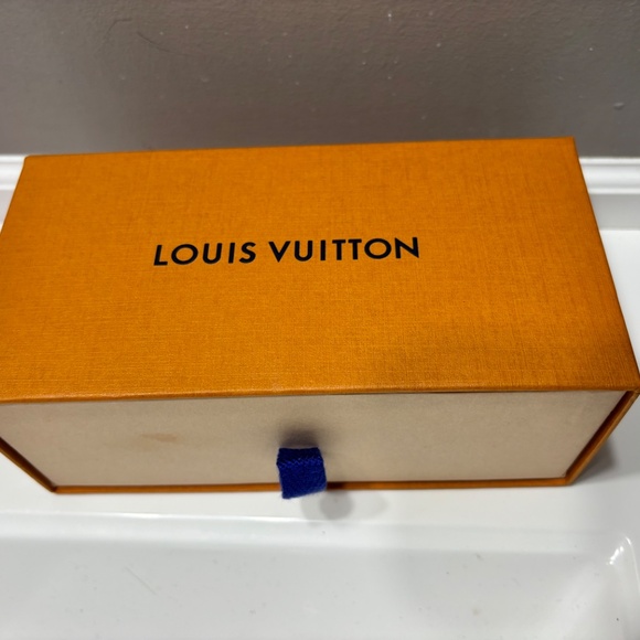 COPY - LV Jewel Square Sunglasses - Picture 3 of 9
